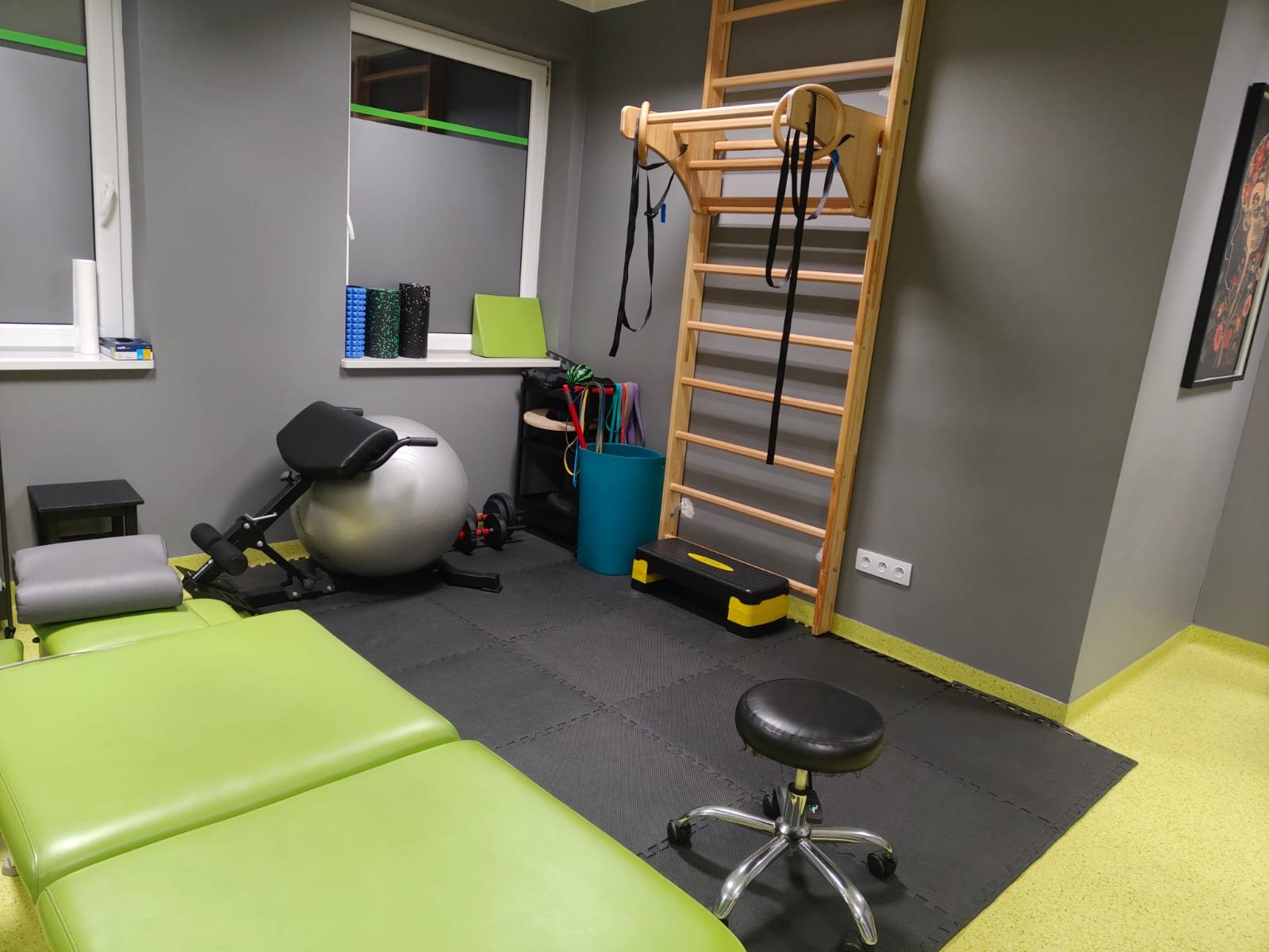 Sala ćwiczeń i terapii ruchowej z wyposażeniem rehabilitacyjnym